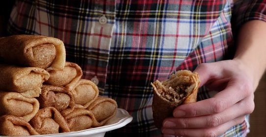 Щи на свиных ребрышках с кислой капустой и блинчики с мясом на закуску