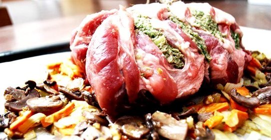 Рулет из свинины с овощами