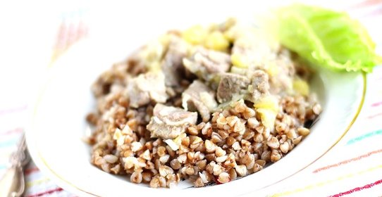 Индейка на кабачковой подушке с гречкой