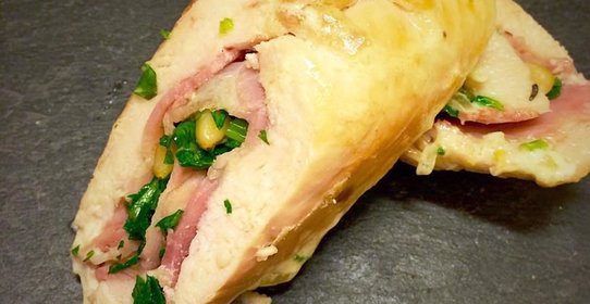 Курица с беконом и кедровыми орешками