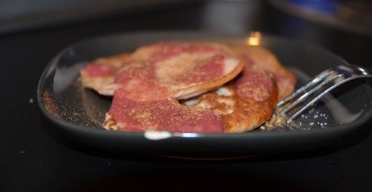 Оладьи с земляникой и ягодным соусом