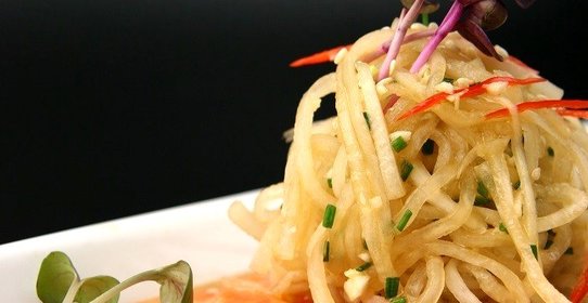 Карпаччо из филе лосося в имбирном маринаде с лапшой из дайкона