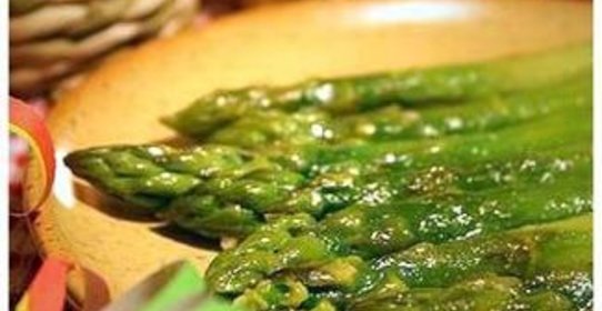 Спаржа с чесноком