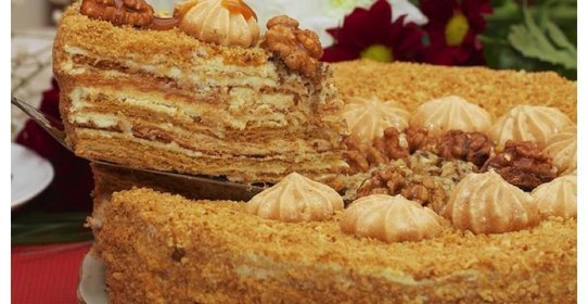 Медовый торт с прослойкой безе