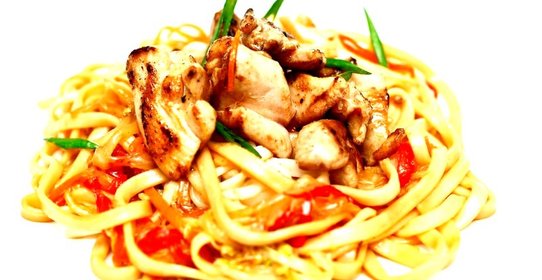 Лапша удон с курицой и овощами