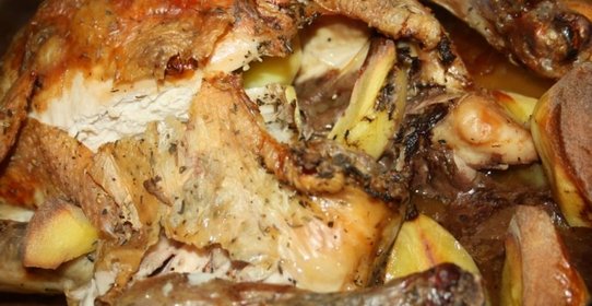 Чесночная курица с картофельными дольками