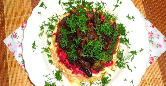 Салат с тушеной свининой