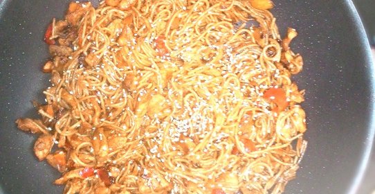 Лапша якисоба с говядиной