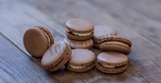 Макарун шоколадный со свежей малиной