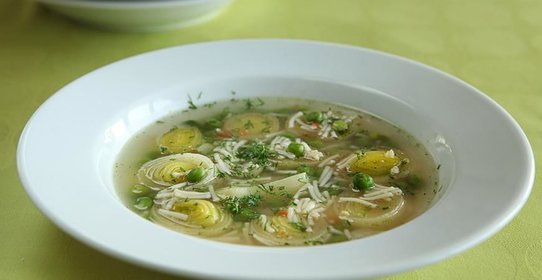Куриный суп с горошком, луком-пореем и укропом