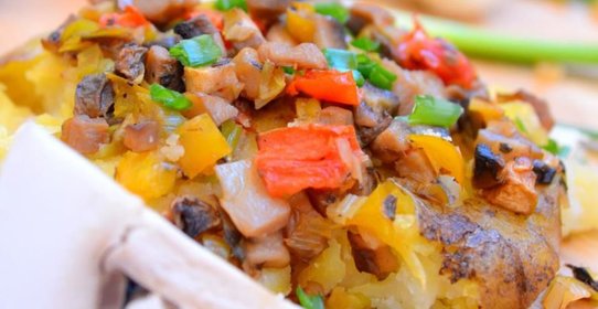 Картофель по-деревенски с грибами и овощами