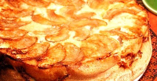 Шарлотка с тертыми яблоками