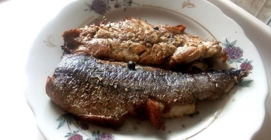 Жареная с лимонным соком скумбрия
