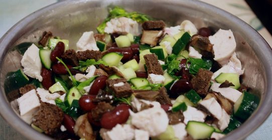 Куриный салат с фасолью и грибами