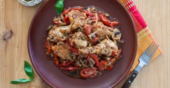 Курица, тушеная с грибами и овощами