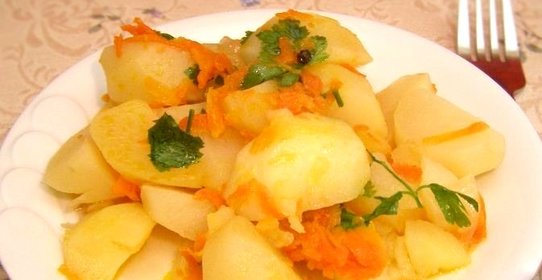 Тушеная картошка с морковью