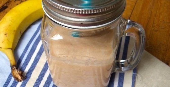 Банановый коктейль на кокосовой воде с корицей