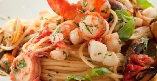Длинные спагетти с морепродуктами