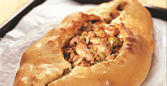 Кулебяка с лососем и грибами