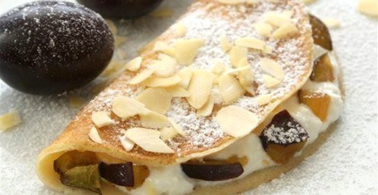 Блинчики с сыром и сливой