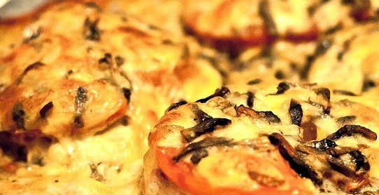 Запеченная острая свинина под помидорами, сыром и грибами