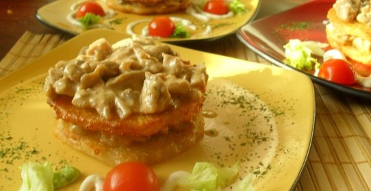 Куриное филе в сливочном соусе с шампиньонами на картофельных оладьях