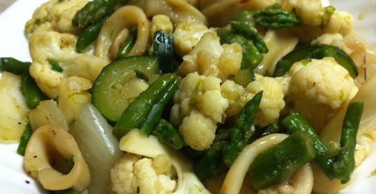 Салат с кальмарами и цветной капустой