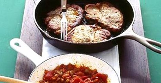 Свиные отбивные с чатни из помидоров
