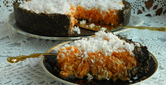 Сыроедческий морковный торт
