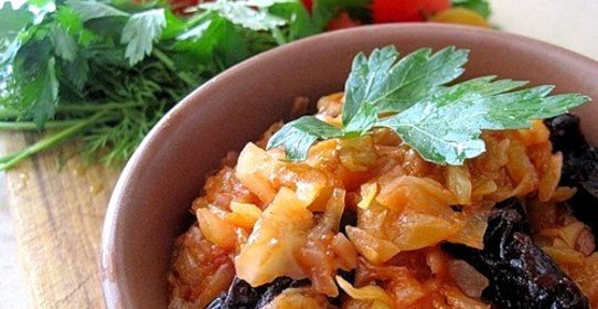 Капуста тушеная с черносливом
