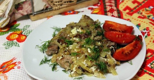 Жареный картофель с мясом и яйцом