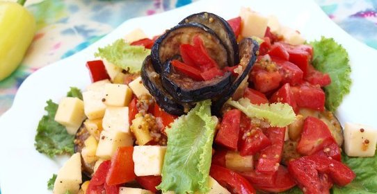 Тёплый салат с баклажанами,перцем и моцареллой