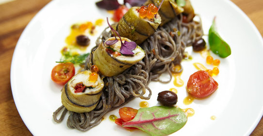 Паста с роллом из дорадо и креветки