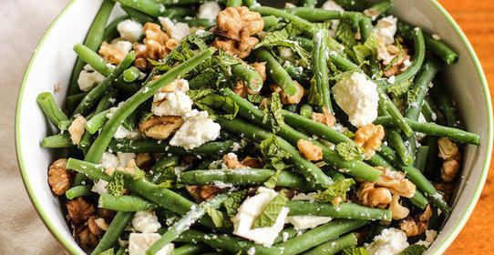 Салат с зеленой фасолью и сыром фета