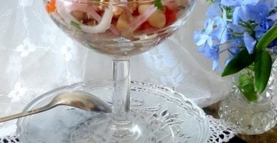 Салат из тунца с белой фасолью и помидорами