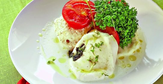 Теплый салат из моцареллы с томатами