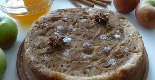 Пряничная шарлотка с медом