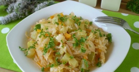 Тушеная капуста с кабачками