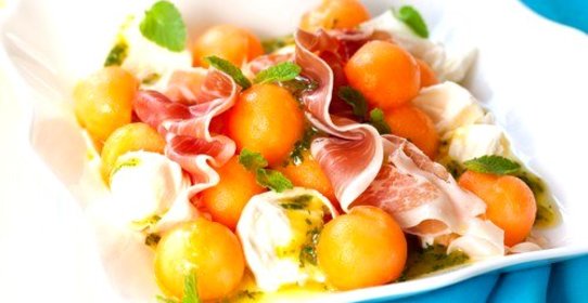 Салат с дыней, прошутто, козьим сыром и кедровыми орешками