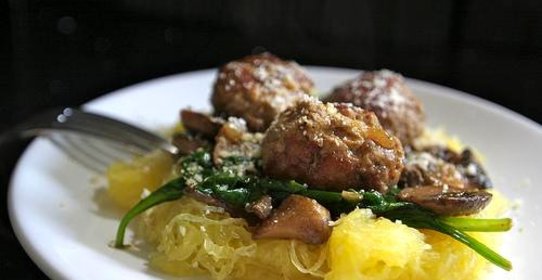 Спагетти сквош с фрикадельками и шпинатом