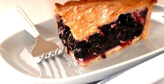 Пирог с тремя видами ягод и ванильным мороженым