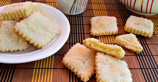 Простое печенье из быстрого слоеного теста на сметане