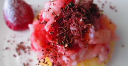 Ризотто с клубникой и ананасами