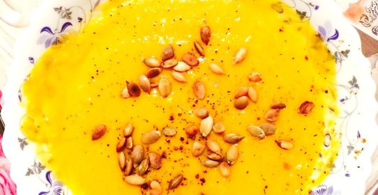 Тыквенный крем-суп картофелем и тыквенными семечками