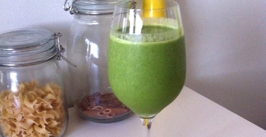 Зеленый коктейль с финиками