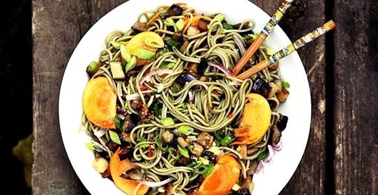 Лапша с баклажанами и хурмой
