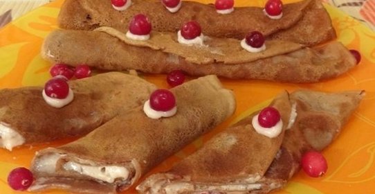 Шоколадные блинные рулетики с клюквенно-манным кремом