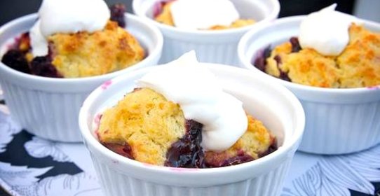 Ягодный коблер с персиками