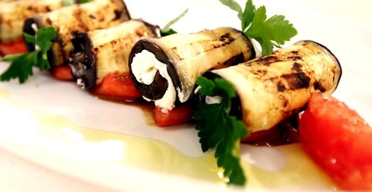 Рулетики с творожным сыром из обжаренных баклажанов