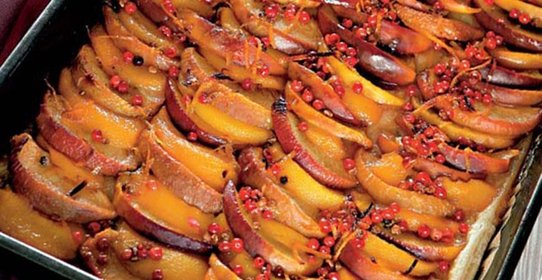 Пирог с нектаринами и розовым перцем